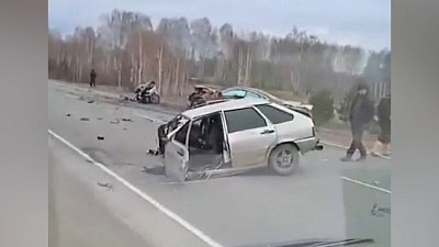 Два человека пострадали в разорванной легковушке в Челябинске