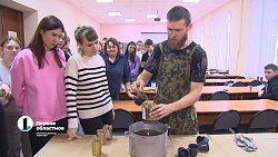 Студенты педуниверситета в Челябинске изготовили десятки окопных свечей для фронта