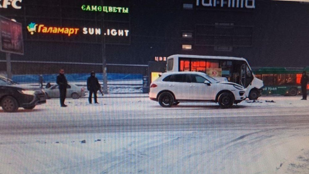 В Челябинске Porsche Cayenne столкнулся с маршруткой
