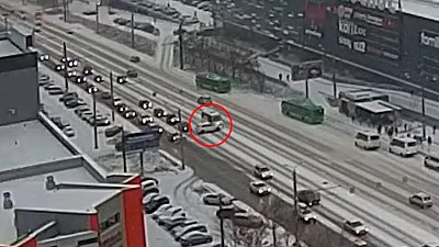 В Челябинске «Порше» хотел развернуться через сплошную, но в него врезалась маршрутка