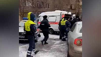 Задержанный в Магнитогорске мужчина ударил полицейского ножом в спину