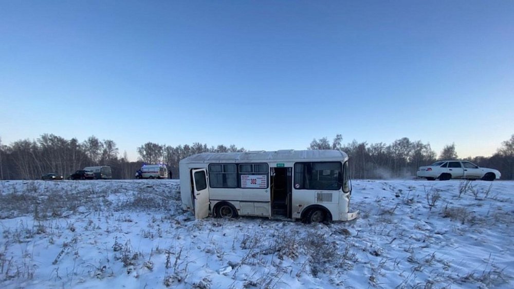 Автобус с пассажирами вылетел в кювет после столкновения с БМВ под Копейском