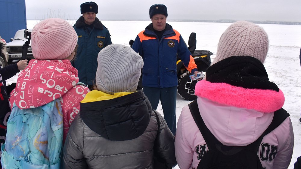 МЧС напоминает об опасности выхода на тонкий лед в Челябинской области
