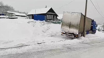 В Усть-Катаве спасатели помогли вытащить большегруз из рыхлого снега