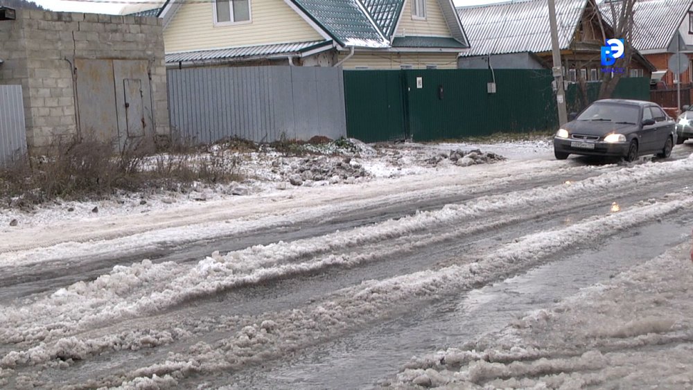 Родники подтапливают улицу Уральскую