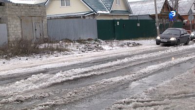 Родники подтапливают улицу Уральскую