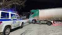 В Челябинской области инспекторы ДПС помогли застрявшему водителю большегруза