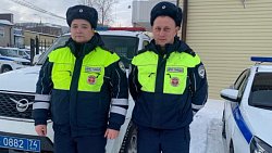 В Челябинской области инспекторы ДПС помогли застрявшему водителю большегруза