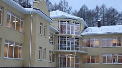 Алексей Текслер проинспектировал стройку детского центра «Абзаково»