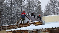 Алексей Текслер проинспектировал стройку детского центра «Абзаково»