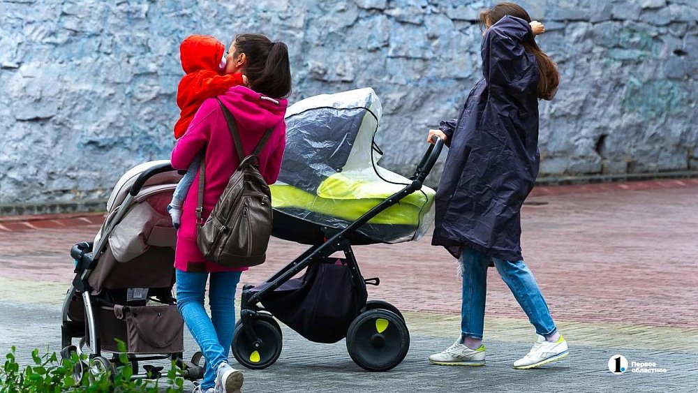 Чуть менее половины родителей в РФ склонны к гиперопеке