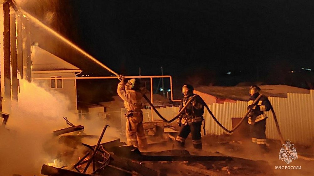 На станции в Челябинске сгорел двухэтажный жилой дом