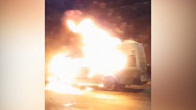 Пылающая маршрутка в Челябинске попала на видео