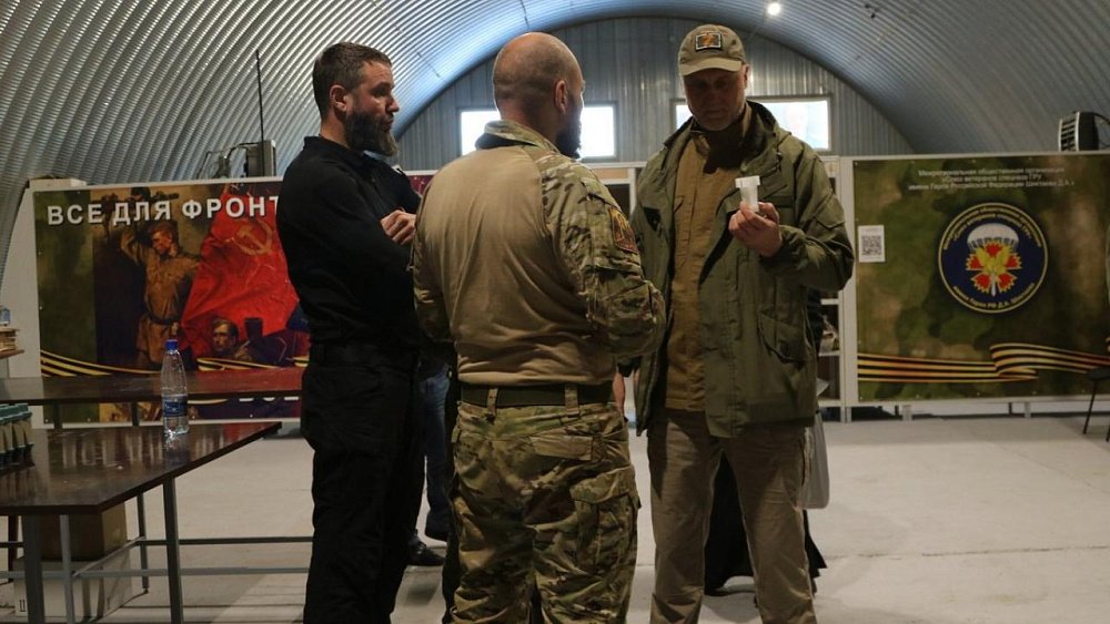 Олег Голиков вручил госнаграды челябинцам, собирающим боекомплекты