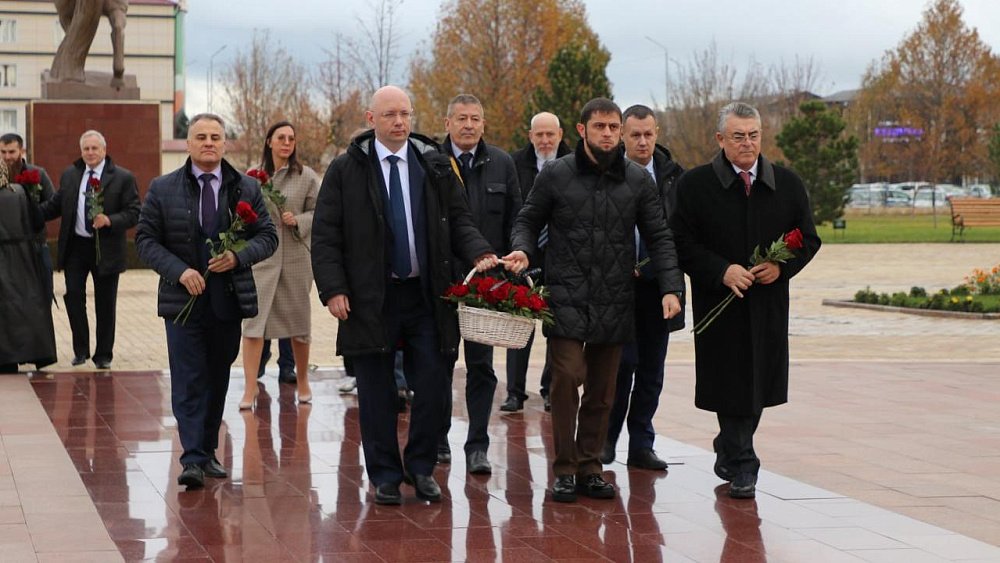 Делегация из Челябинской области почтила память Ахмата Кадырова