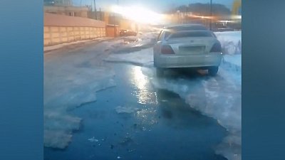 Челябинцы жалуются на реку воды на дороге и тротуаре