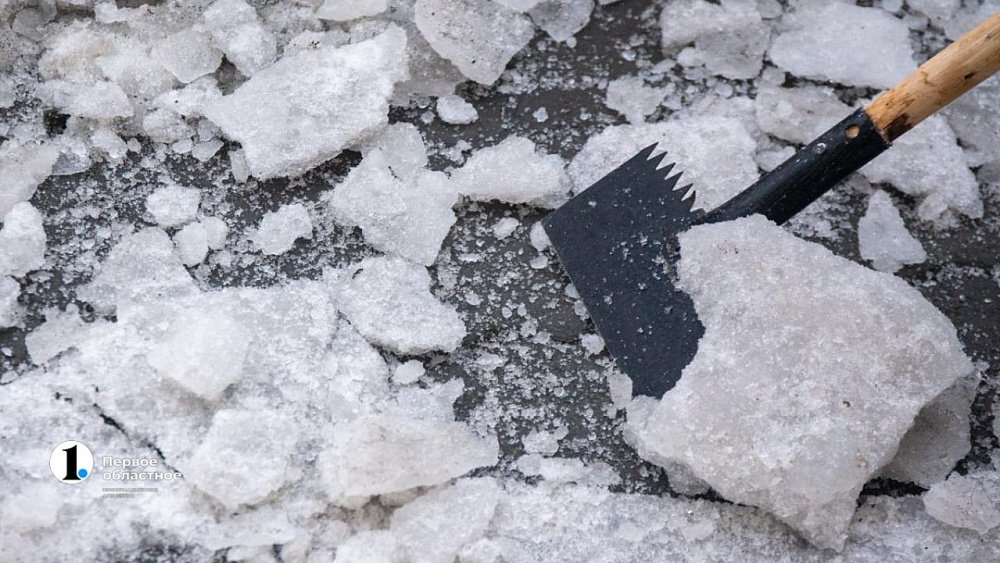 Почти 1,5 тысячи дворников вышли на расчистку гололеда в Челябинске