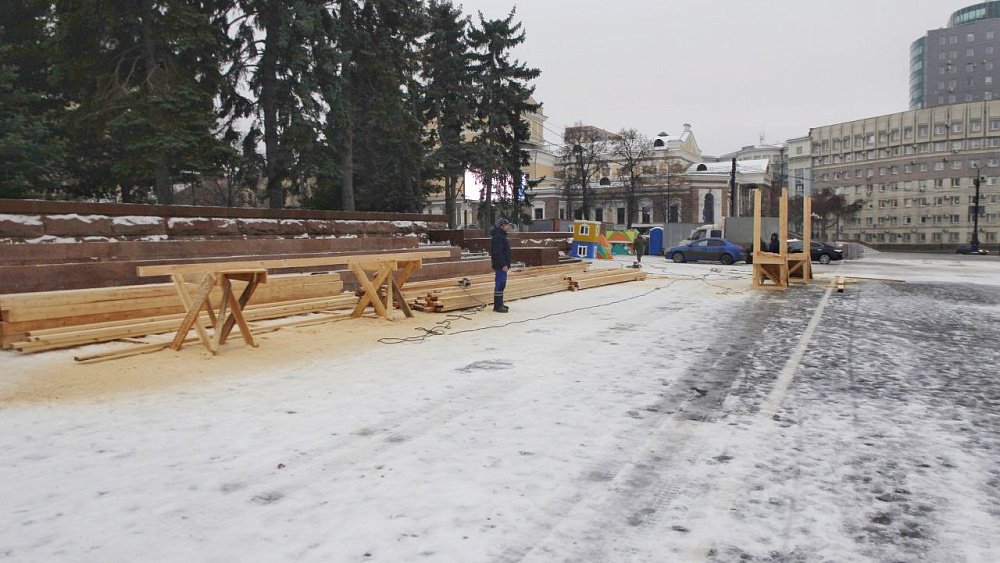 В Челябинске начали монтаж главного ледового городка