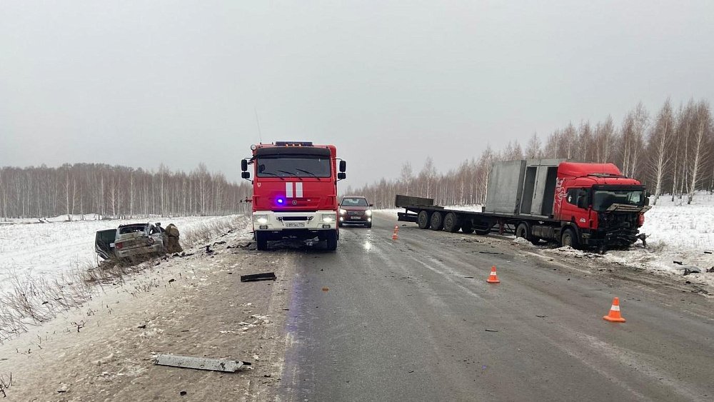 На трассе под Кыштымом пассажирка легковушки погибла в ДТП с фурой