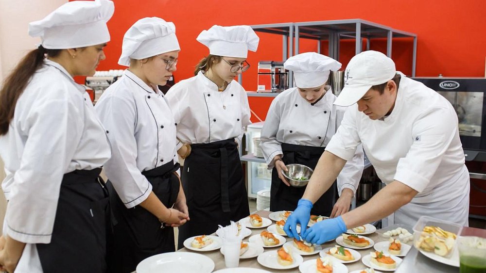 В Златоусте подростки из Ясиноватой получают профессии повара и сварщика