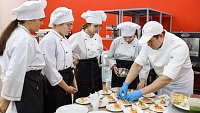 В Златоусте подростки из Ясиноватой получают профессии повара и сварщика