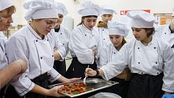 В Златоусте подростки из Ясиноватой получают профессии повара и сварщика
