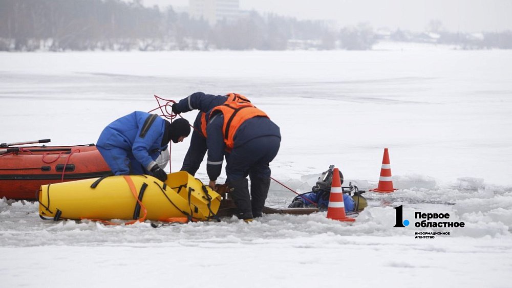В Челябинске сотрудники экстренных служб провели учения по спасению людей на тонком льду