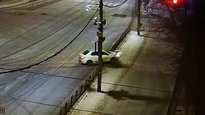 В Челябинске легковой автомобиль наехал на дорожное ограждение