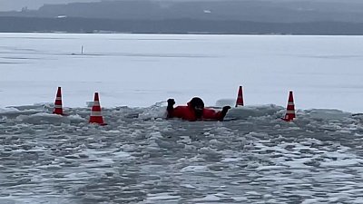 В Челябинске спасатели рассказали, как спасти провалившегося под лед человека