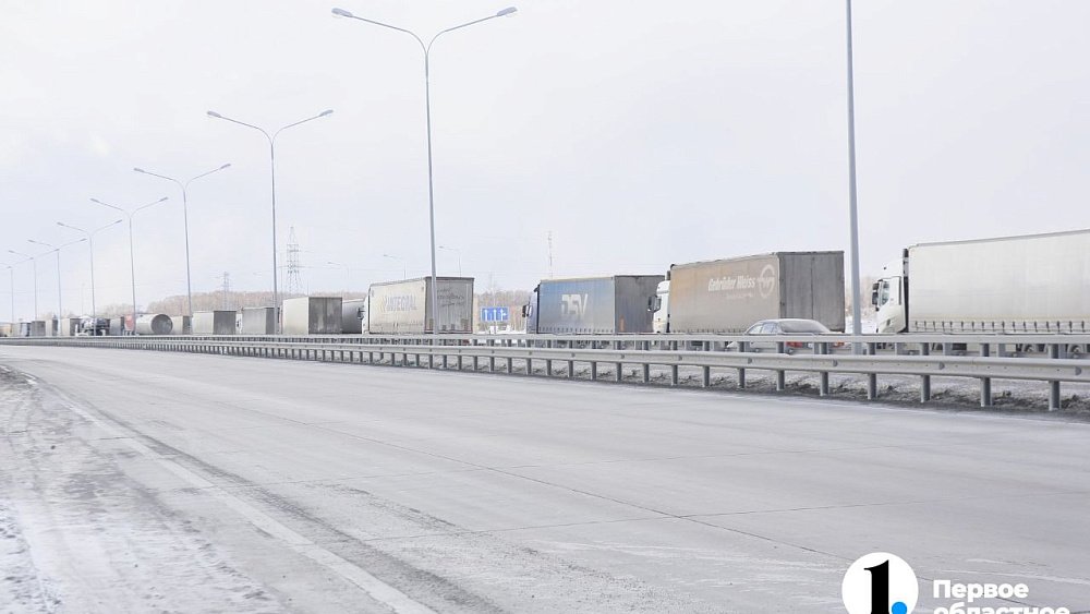 После ночного снегопада на дорогах Челябинской области продолжается расчистка