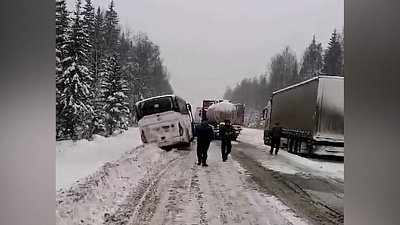На трассе М-5 в Челябинской области образовался затор из большегрузов