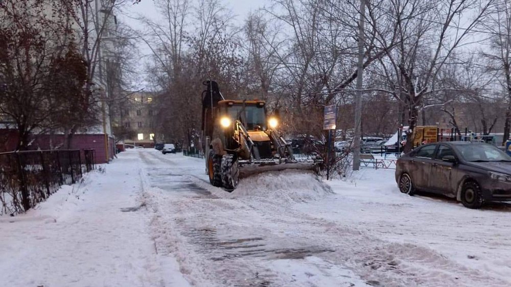 Более 2 тысяч человек вышли на очистку Челябинска после мощного снегопада