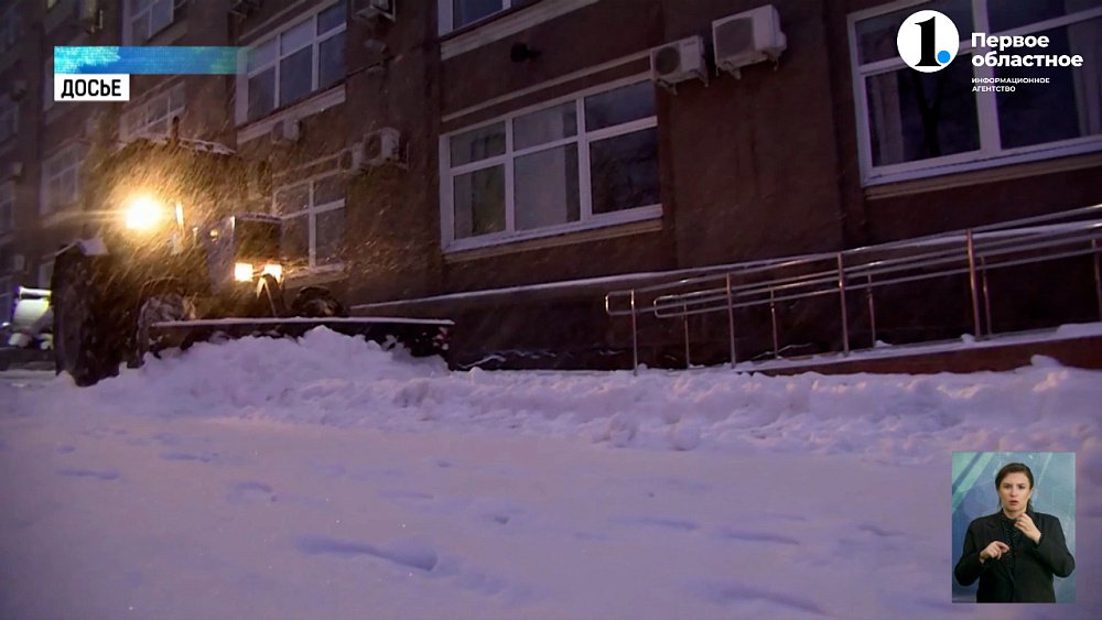Улицы Челябинска очищают от снега и готовят к Новому году