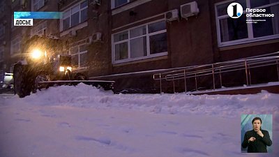 Улицы Челябинска очищают от снега и готовят к Новому году