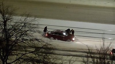 В Челябинске легковой автомобиль вылетел на трамвайные пути