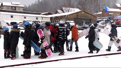 Ребята из ДНР осваивают лыжи и сноуборды в Миассе