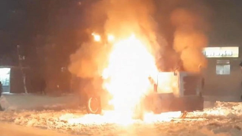 На дороге в Челябинске загорелся трактор