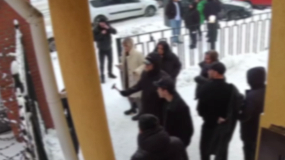 Посетитель распылил аэрозоль в ходе конфликта с охранниками бара в центре Челябинска