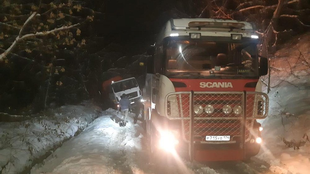 В Челябинской области мусоровозы не смогли подъехать к 3,5 тыс. площадок из‑за снега за неделю