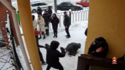 В Челябинске конфликт перед баром попал на видео В Челябинске конфликт перед баром попал на видео