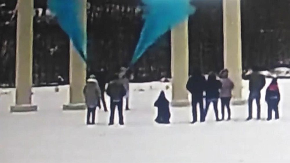 В Копейске участники гендер‑пати случайно испортили ворота в городской парк