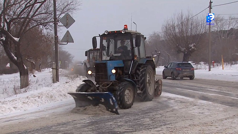 На дорогах Миасса продолжается уборка снега