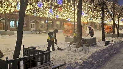 В Челябинске 250 единиц техники убирают снег и наледь
