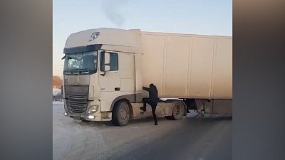 Под Челябинском большегруз перегородил проезжую часть