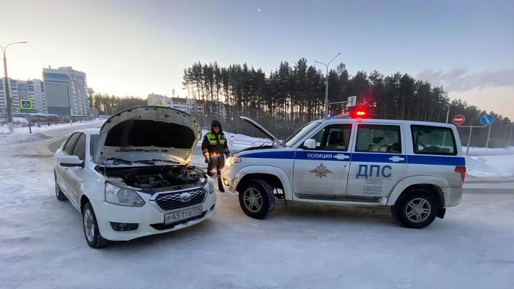 В Копейске таксист помогает заводить заглохшие в морозы машины