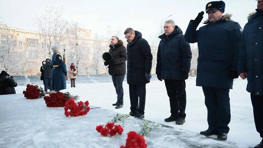 Алексей Текслер возложил цветы к мемориалу «Доблестным сынам Отечества» в Челябинске
