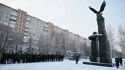 Алексей Текслер возложил цветы к мемориалу «Доблестным сынам Отечества» в Челябинске