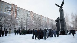Алексей Текслер возложил цветы к мемориалу «Доблестным сынам Отечества» в Челябинске