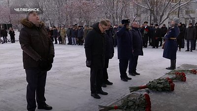 Алексей Текслер возложил цветы и венки к мемориалу «Доблестным сынам Отечества»