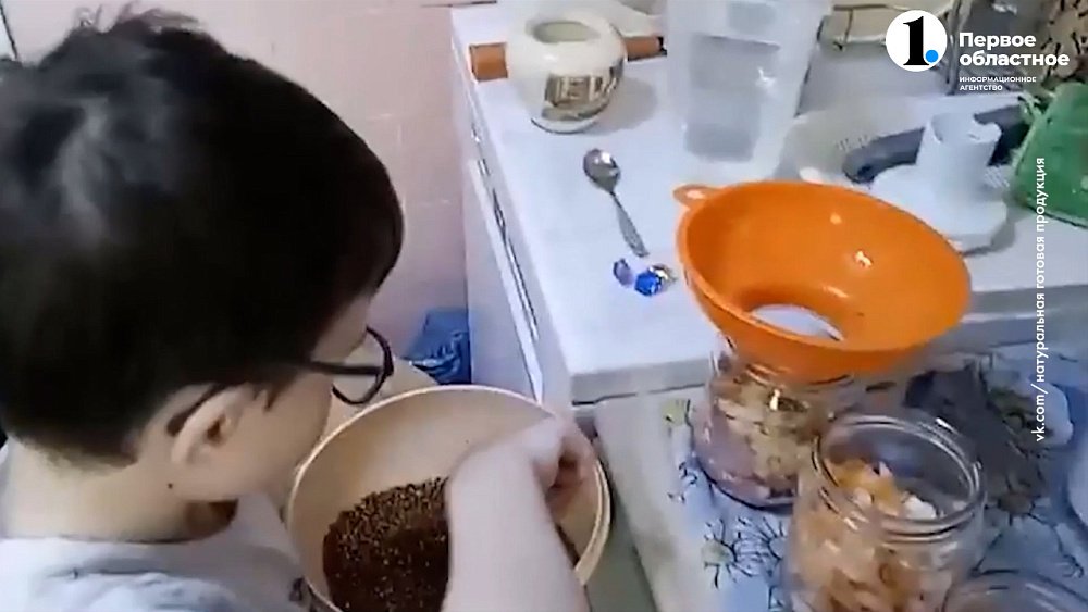 Маленький челябинец Кирилл делает тушенку для участников СВО